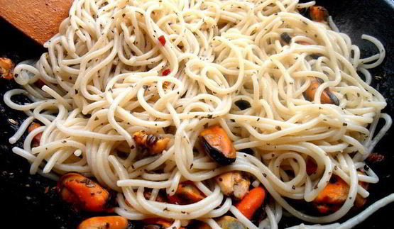 быстрые спагетти с мидиями