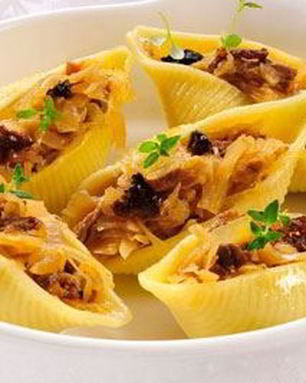 Конкильони фаршированные капустой с грибами