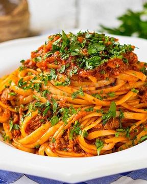 Макароны по-флотски под томатным соусом