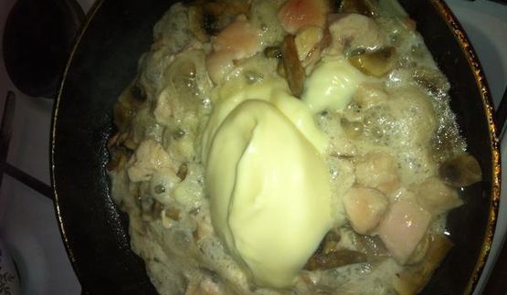 макароны с грибами и курицей в сливочном соусе