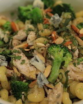 Макароны с курицей и брокколи