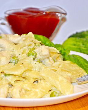 Макароны с курицей и горошком в сливочном соусе