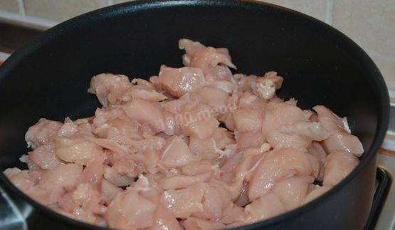 макароны с курицей и горошком в сливочном соусе