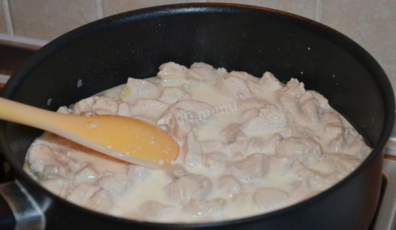 макароны с курицей и горошком в сливочном соусе