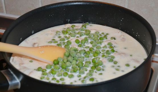 макароны с курицей и горошком в сливочном соусе