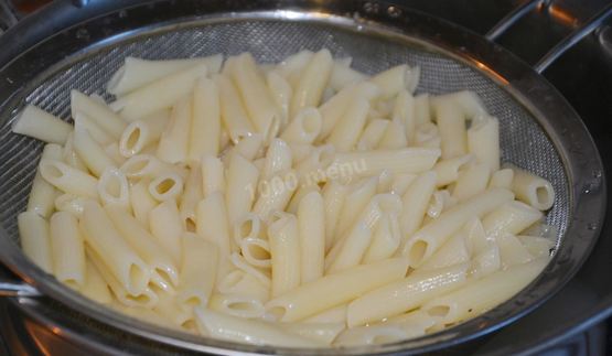 макароны с курицей и горошком в сливочном соусе