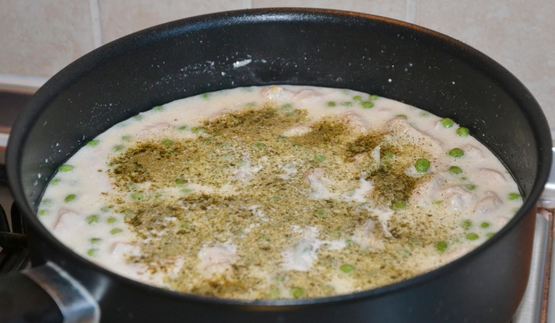 макароны с курицей и горошком в сливочном соусе