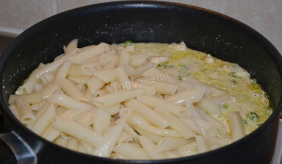 макароны с курицей и горошком в сливочном соусе