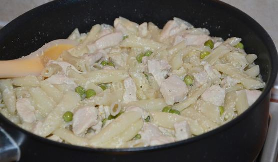 макароны с курицей и горошком в сливочном соусе