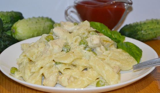 макароны с курицей и горошком в сливочном соусе