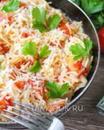 Макароны с помидорами и сыром