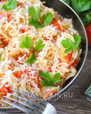 Макароны с помидорами и сыром