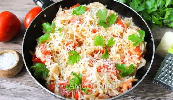 макароны с помидорами и сыром