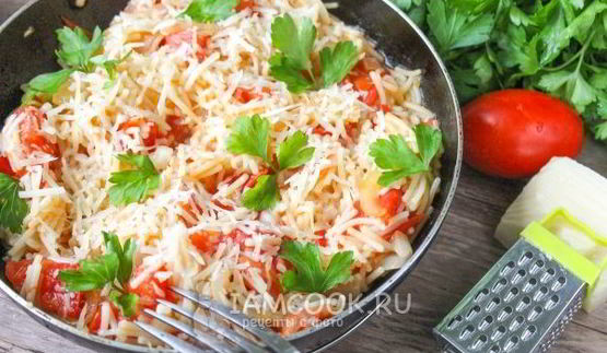 макароны с помидорами и сыром