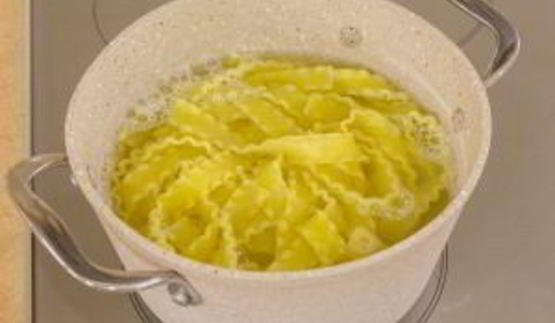 макароны с семгой и помидорами