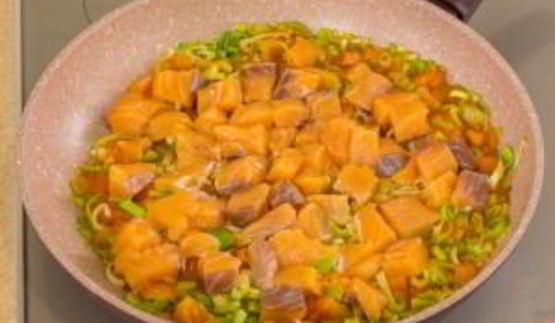 макароны с семгой и помидорами