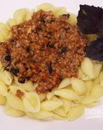 Макароны с томатным мясным соусом