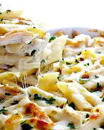 Паста Альфредо с курицей, запеченная