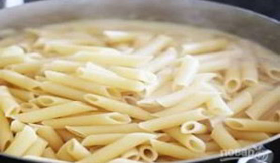 паста альфредо с курицей, запеченная