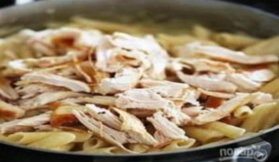паста альфредо с курицей, запеченная