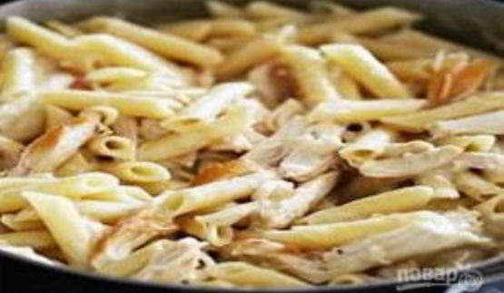 паста альфредо с курицей, запеченная