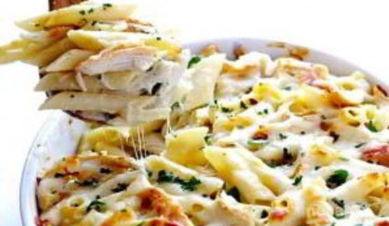 паста альфредо с курицей, запеченная