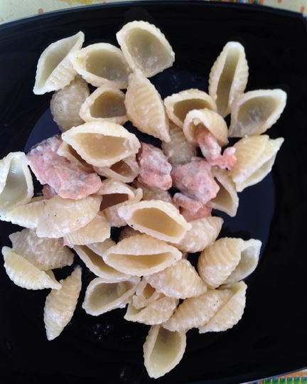 Рецепт пасты конкилье в сливочно-сырном соусе с горбушей