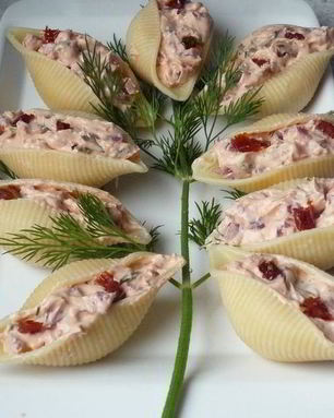 Паста конкильони с начинкой из вяленых томатов и копченого окорока