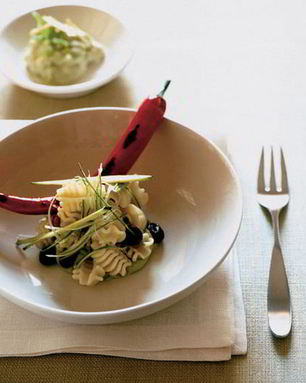 Паста с авокадо и черными оливками