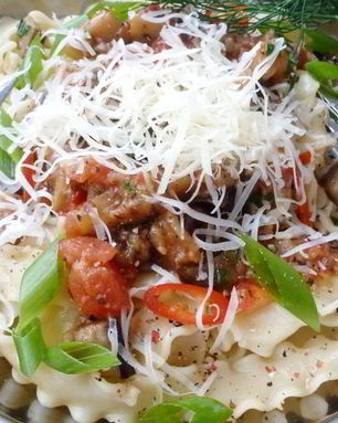 Паста с баклажанами и помидором