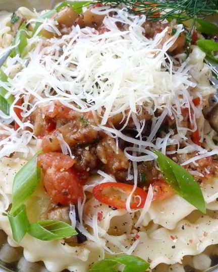 Рецепт пасты с баклажанами и помидором