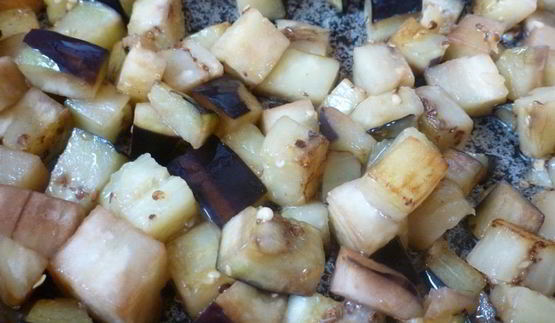 паста с баклажанами и помидором