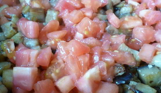 паста с баклажанами и помидором