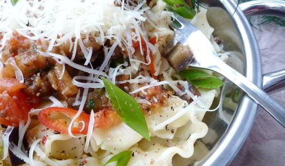 паста с баклажанами и помидором