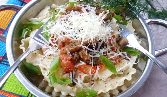 паста с баклажанами и помидором