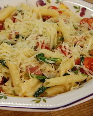 Паста с беконом, шпинатом и помидорами
