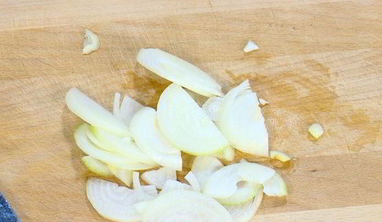 паста с беконом, шпинатом и помидорами