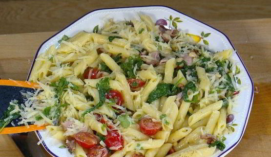 паста с беконом, шпинатом и помидорами