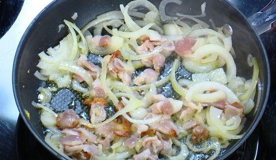 паста с беконом, шпинатом и помидорами