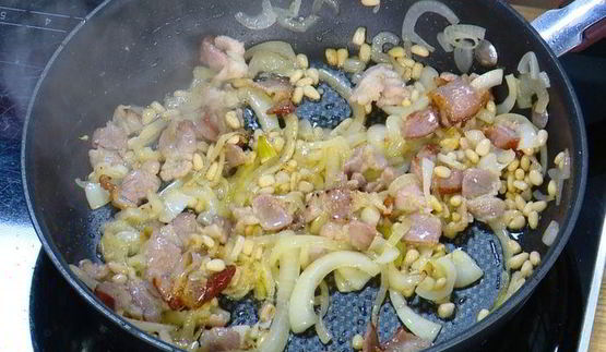 паста с беконом, шпинатом и помидорами