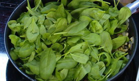 паста с беконом, шпинатом и помидорами