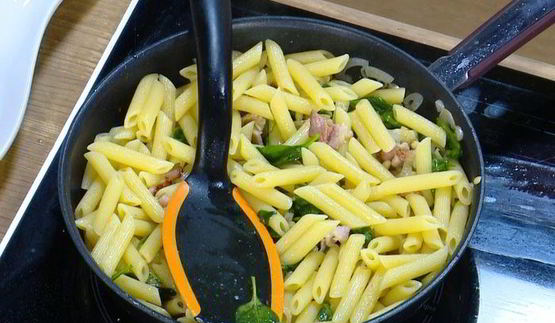 паста с беконом, шпинатом и помидорами