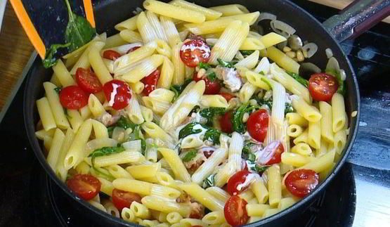 паста с беконом, шпинатом и помидорами
