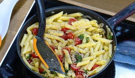 паста с беконом, шпинатом и помидорами