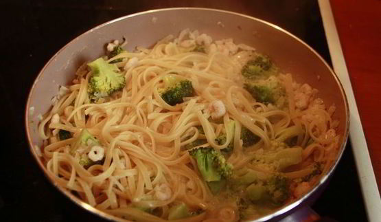 паста с брокколи и креветками