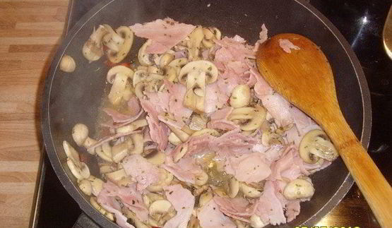 паста с грибами и ветчиной