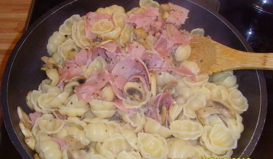 паста с грибами и ветчиной