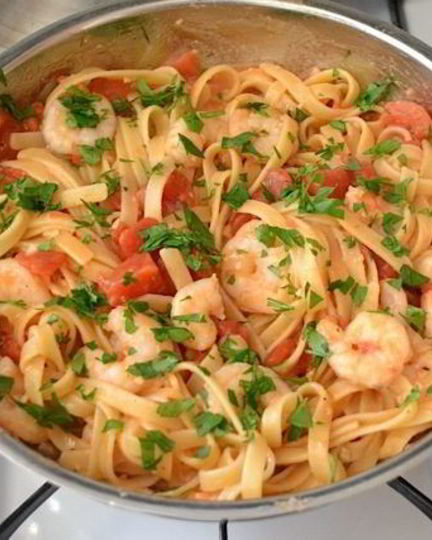 Рецепт пасты с креветками, базиликом и помидорами