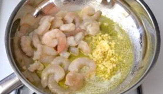 паста с креветками, базиликом и помидорами