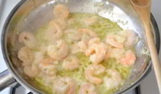 паста с креветками, базиликом и помидорами